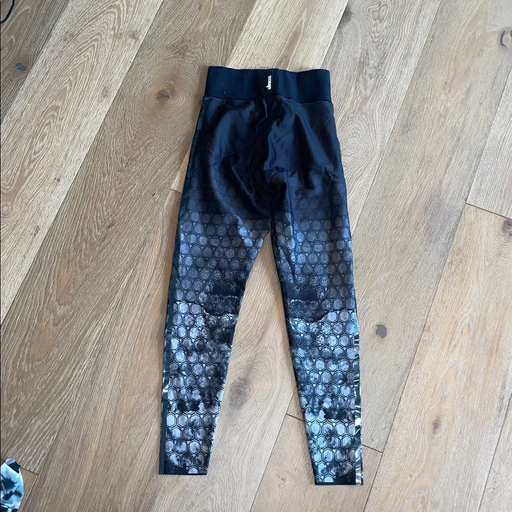 Ultracor Black and Silver Leggings activewear yoga barre size small pants
